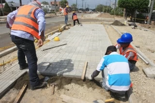 Iniciaron pegado de tabletas de lo que serán los andenes de la doble calzada al puente internacional en Arauca.